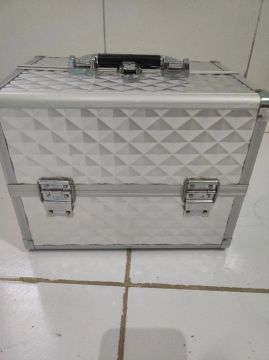 MALETA DE MAQUIAGEM SEMI-NOVA ( não contém maquiagem)