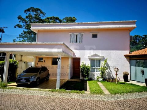 Casa de Luxo em Condomínio: 4 quartos, 2 suítes, 3 salas, 5 banheiros, 2 vagas na cidade d
