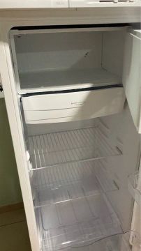 Geladeira com apenas duas semanas de uso, em estado de nova.