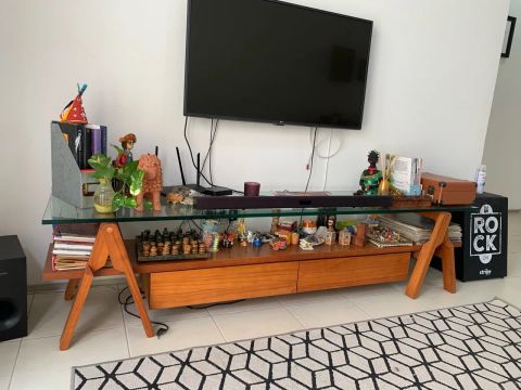 Rack de TV em madeira com design moderno