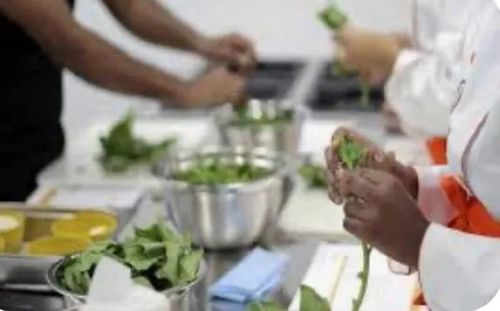 Auxiliar de cozinha e cozinheira(o)