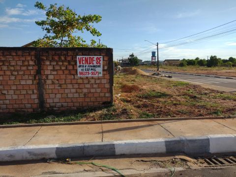 Terreno à venda em local tranquilo