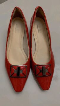 Sapatilhas Femininas Vermelhas com Detalhe em Metal