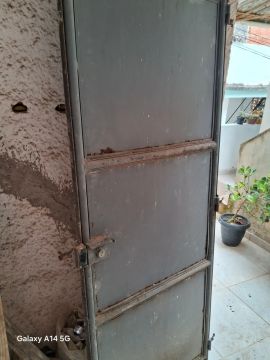 Porta de aço em bom estado de uso.