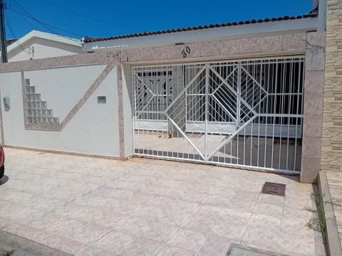Casa bastante espaçosa para alugar no bairro Jabotiana