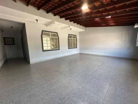 ALUGA-SE SOBRADO COM 3 QUARTOS SENDO 1 SUÍTE NO BAIRRO JD STA MARIA- JACAREI - SP