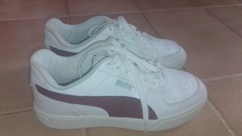 Tênis Puma Branco com detalhes vinho.