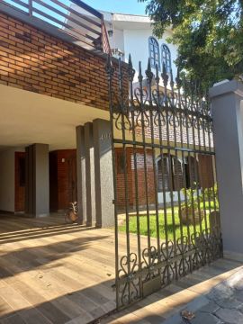 Casa com 03 andar em Toledo