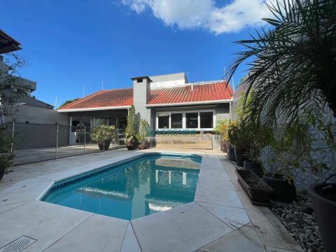 Casa com 4 dormitórios à venda, 203 m² por R$ 950.000,00 - Centro - Cachoeirinha/RS