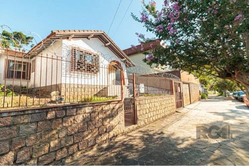 TERRENO com 560m² de área total, em suas dimensões com 62m de comprimento, 13m de frente e