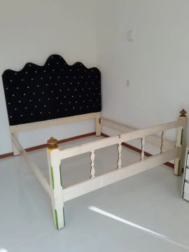 Cama de madeira branca com cabeceira estofada