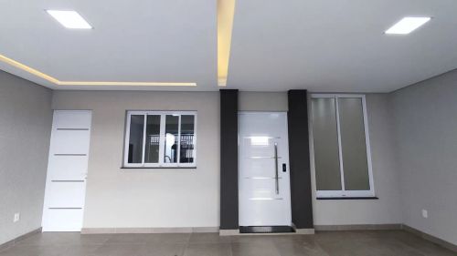 Casa térrea 3 dormitório, sendo 1 suíte e área com churrasqueira no bairro Nova Veneza em 