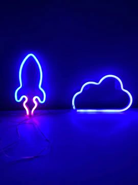 Luzes de néon de foguete e nuvem