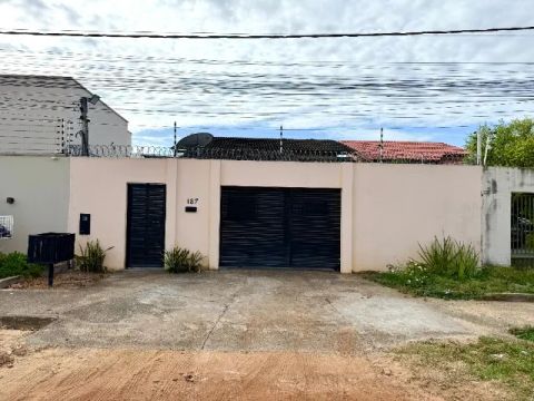 Vende-se casa no Bairro Aeroporto com 03 quartos e piscina apta a financiamento