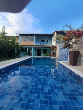 Casa com piscina para temporada em local  tranquilo.