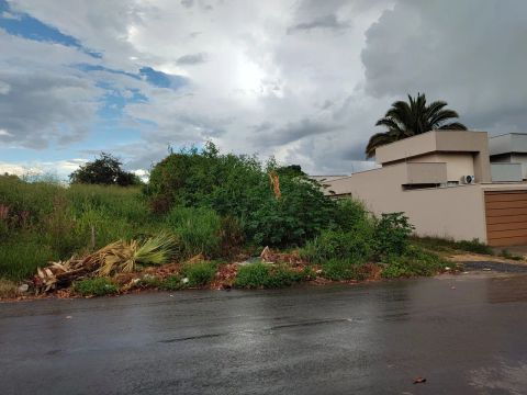 Lote Jardim Itaipu na Rua Goiânia.