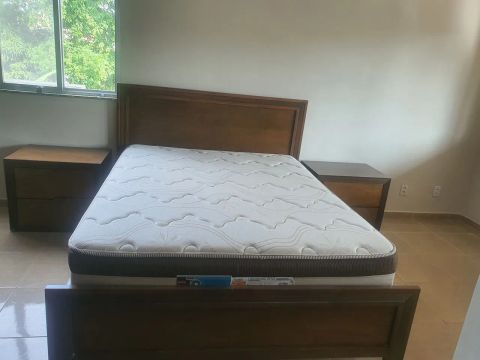 Cama de madeira Queem com Cabeceira alta e mesas laterais de apoio