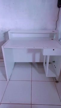 Escrivaninha branca simples