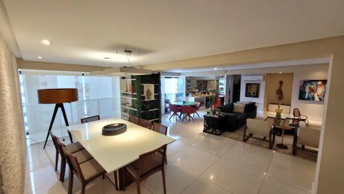 Belíssimo apartamento com 250m², 5 suítes sendo 1 master com hidro e andar alto em Petrópo