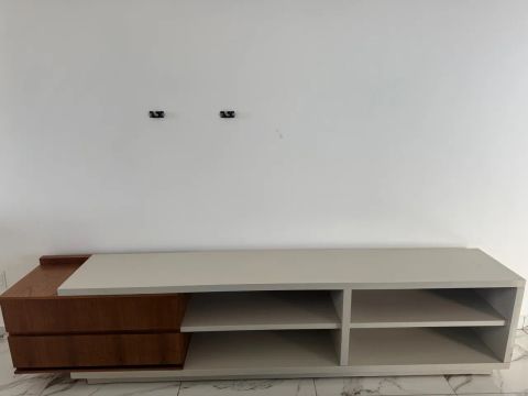 Rack para sala em laca e madeira 