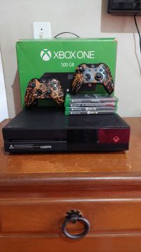 Xbox One com 4 jogos e 2 controles.    