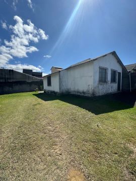 Casa térrea com quintal em ótima localização