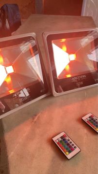 Refletor RGB com controle remoto