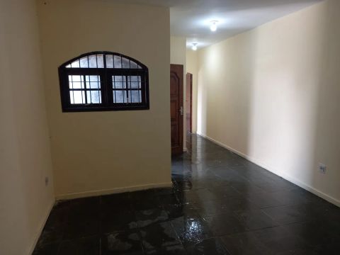 Aluga-se casa 4 cômodos com garagem em Osasco