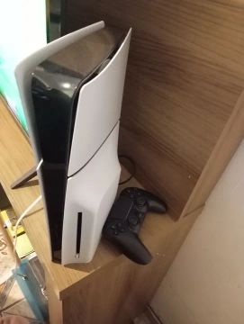 PS5 slim um terá um controle original 