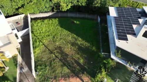 TERRENO MAJORITARIAMENTE PLANO COM 992m² À VENDA EM ALPHAVILLE SALVADOR 2, BA.