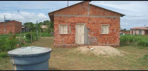 Vendo uma casa no bairro bem fica, terreno 10×25 local tranquilo.faço negócio com carro