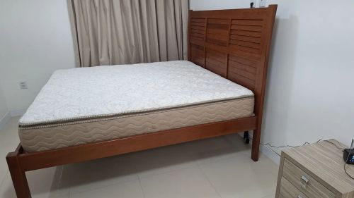 Cama de madeira e colchão King size