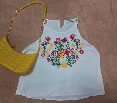 Blusa branca cropped, bordado floral