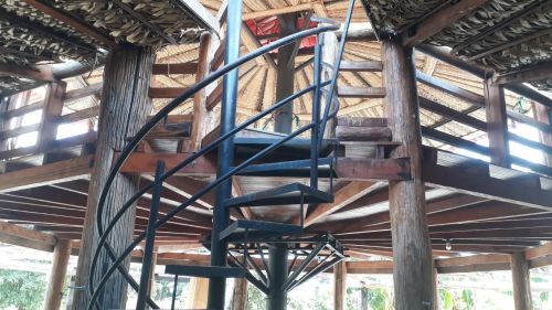Sítio com estrutura de madeira e piscina