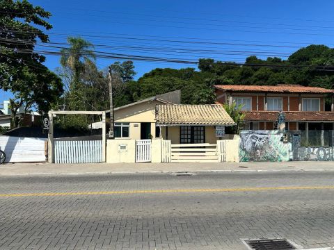 Casa residencial de madeira em frente Lagoa, na Avenida das Rendeiras, no bairro Lagoa da 