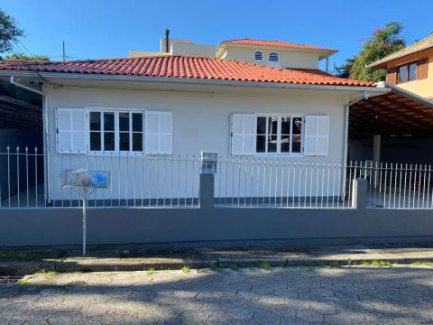 Casa no Bairro Lagoa da Conceição com Escritura Pública