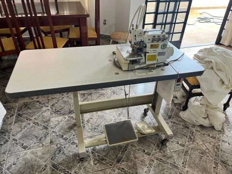 Máquina de Costura Overlock Industrial