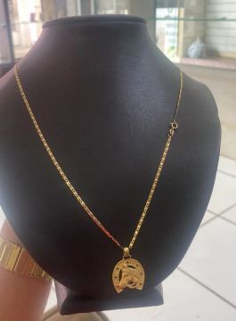 Colar feminino com pingente de ferradura em ouro 18k