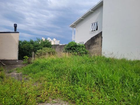Terrenos com 412 metros em localização privilegiada