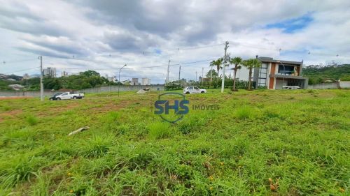 Terreno em condomínio fechado próximo a Vila Germânica
