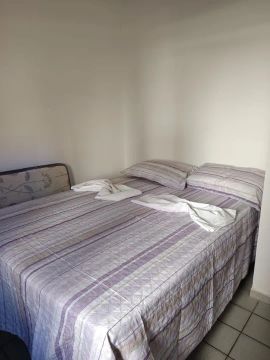 Vendo apartamento mobiliado, com dois quartos e um banheiro a 100 metros da praia. 