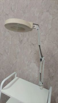 Lâmpada de Mesa com Lupa