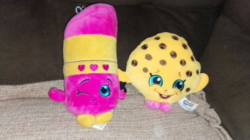 Veja e leia descrição. - 2 Pelúcias Shopkins - Lipstick e Cookie