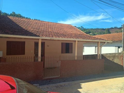 Casa  em ótima localização na serra da mantiqueira  no sul  de Minas 