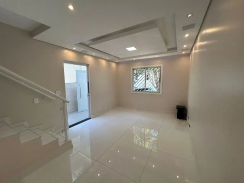 linda casa em condomínio