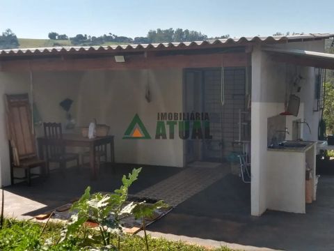 Casa residencial em chácara na região Leste de Londrina