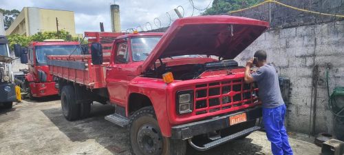 Caminhão Ford F8500 a Diesel