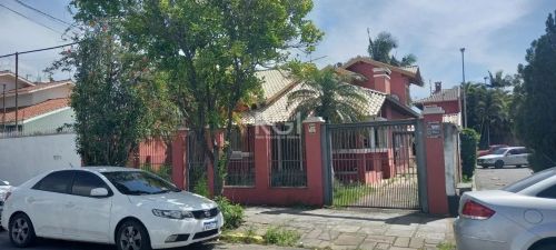 Aluga linda casa de 200² no coração do Centro de São Leopoldo. O Terreno tem medições de 1