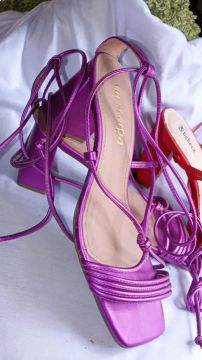 Sandália feminina salto alto roxo e vermelho 