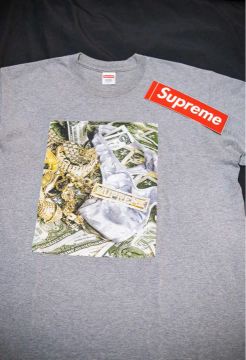 Camiseta e adesivo SUPREME - usada poucas vezes - ótimo estado !